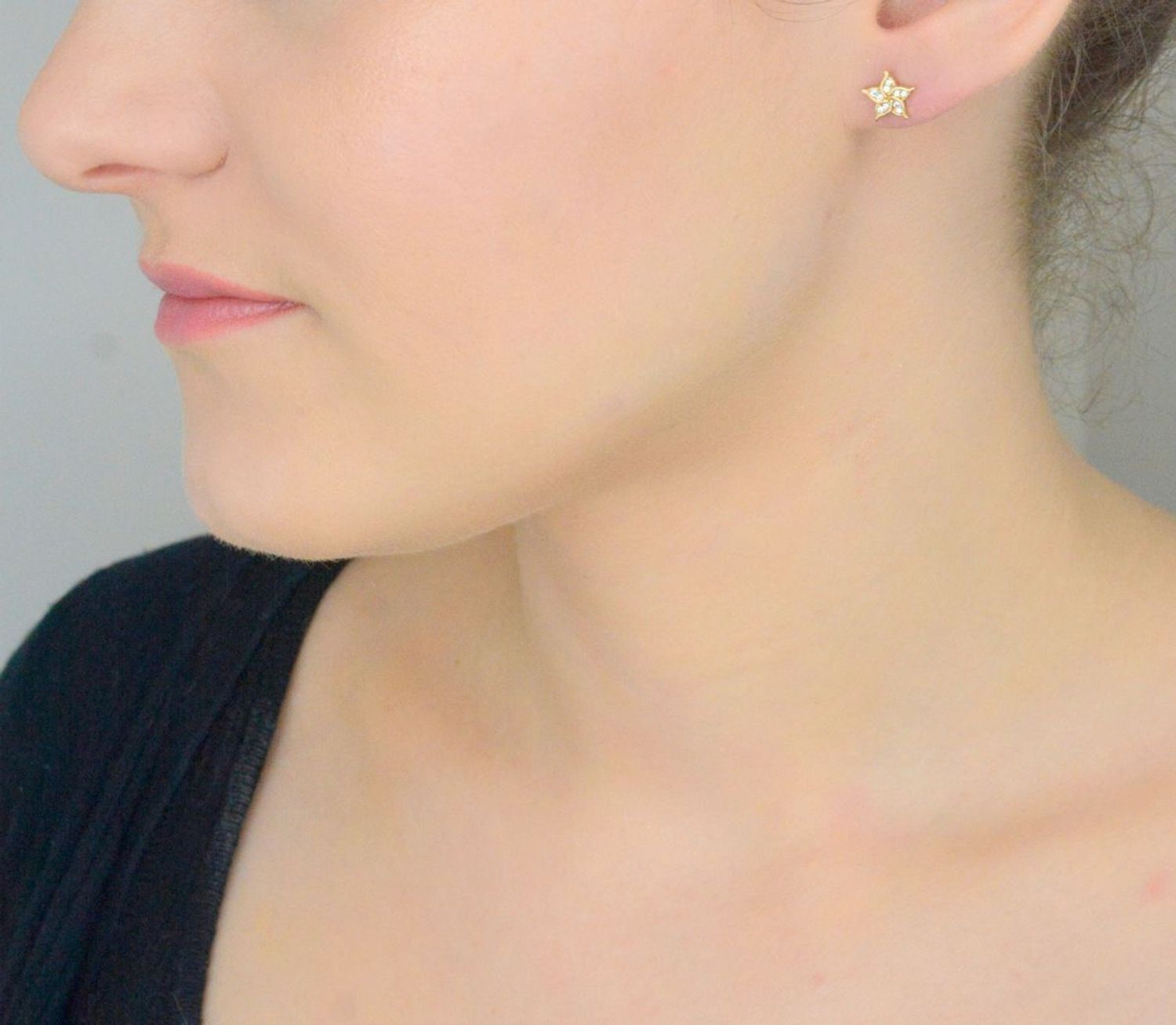 Kolczyki złote 585 kwiatuszki z cyrkonią KLC-000000-492-585 Subtelny blask 14-karatowego białego złota, próby 585 szlachetnego kruszcu, zamknięty w uroczej formie delikatnego kwiatu.1.jpg