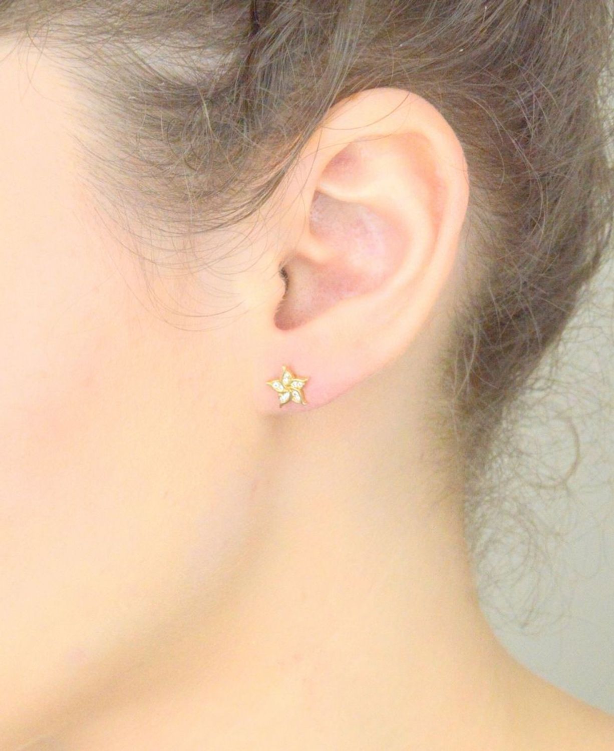 Kolczyki złote 585 kwiatuszki z cyrkonią KLC-000000-492-585 Subtelny blask 14-karatowego białego złota, próby 585 szlachetnego kruszcu, zamknięty w uroczej formie delikatnego kwiatu.1.jpg