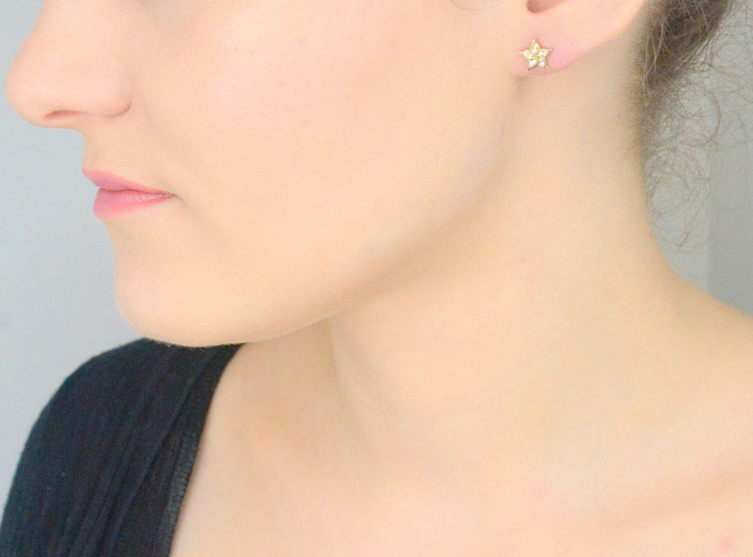 Kolczyki złote 585 kwiatuszki z cyrkonią KLC-000000-492-585 Subtelny blask 14-karatowego białego złota, próby 585 szlachetnego kruszcu, zamknięty w uroczej formie delikatnego kwiatu.1.jpg