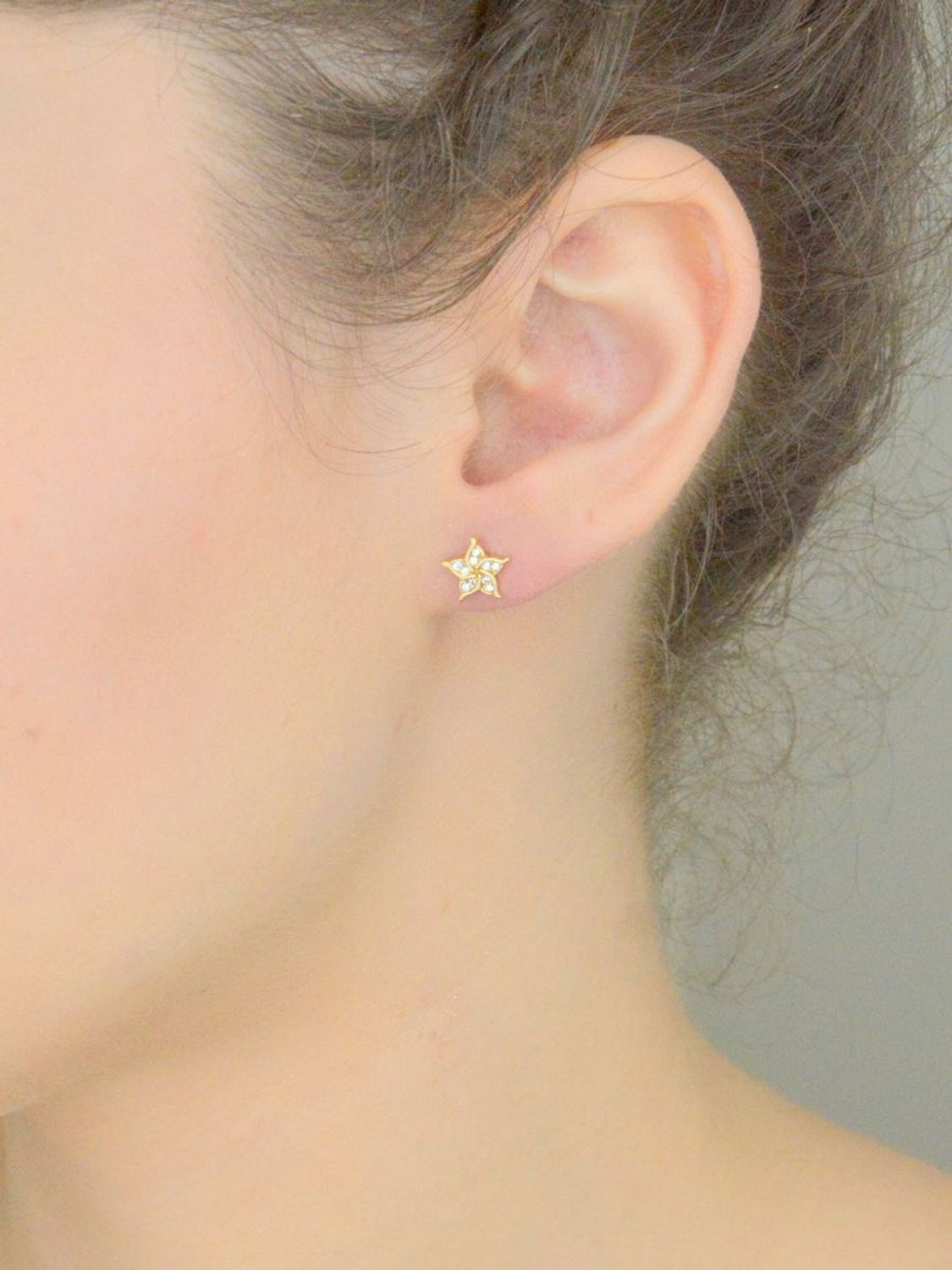 Kolczyki złote 585 kwiatuszki z cyrkonią KLC-000000-492-585 Subtelny blask 14-karatowego białego złota, próby 585 szlachetnego kruszcu, zamknięty w uroczej formie delikatnego kwiatu.1.jpg