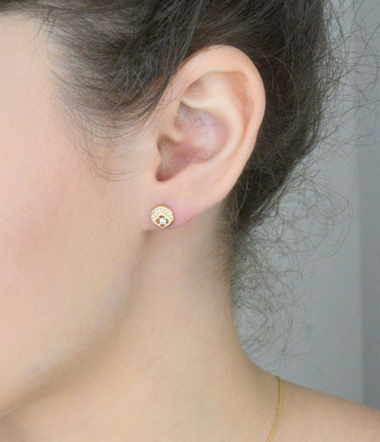 Kolczyki okrągłe złote 585 z cyrkoniami KLC-000000-494-585 Eleganckie, złote okrągłe kolczyki wykonane z próby złota 585 o wadze około 1,42 g i szerokości 0,8 cm. 1.jpg