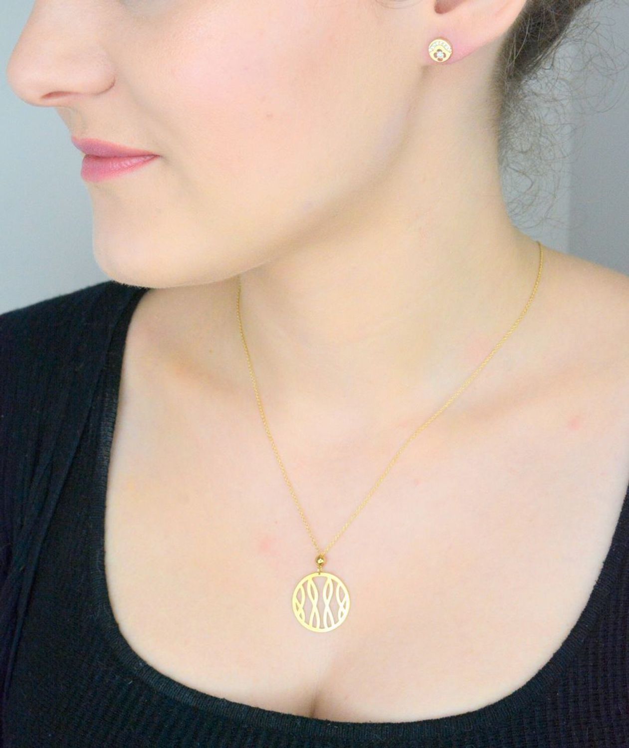 Kolczyki okrągłe złote 585 z cyrkoniami KLC-000000-494-585 Eleganckie, złote okrągłe kolczyki wykonane z próby złota 585 o wadze około 1,42 g i szerokości 0,8 cm. 1.jpg