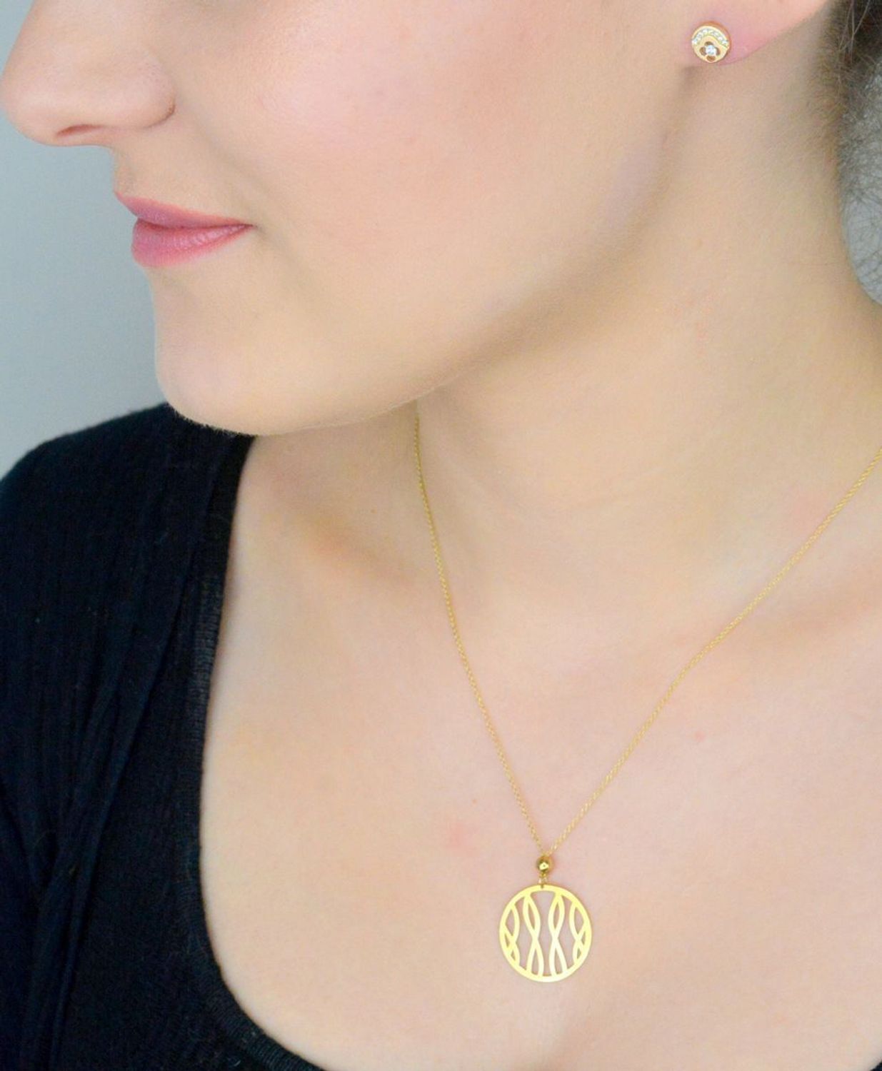 Kolczyki okrągłe złote 585 z cyrkoniami KLC-000000-494-585 Eleganckie, złote okrągłe kolczyki wykonane z próby złota 585 o wadze około 1,42 g i szerokości 0,8 cm. 1.jpg