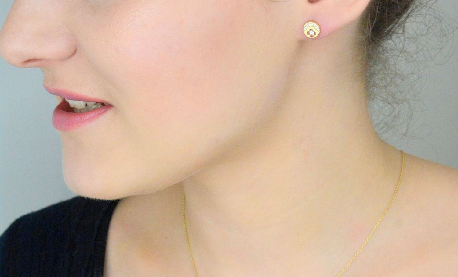 Kolczyki okrągłe złote 585 z cyrkoniami KLC-000000-494-585 Eleganckie, złote okrągłe kolczyki wykonane z próby złota 585 o wadze około 1,42 g i szerokości 0,8 cm. 1.jpg