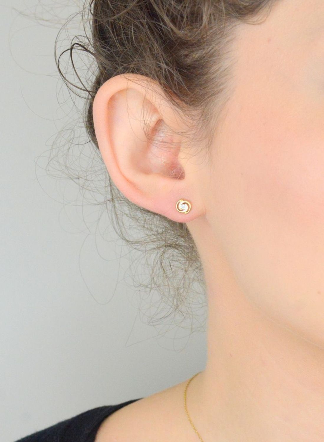 Kolczyki złote 585 spiralki z cyrkonią KLC-000000-504-585 Kolczyki złote 585 spiralki z cyrkonią KLC-000000-504-585. Kolczyki ozdobione delikatnym elementem. 1.jpg