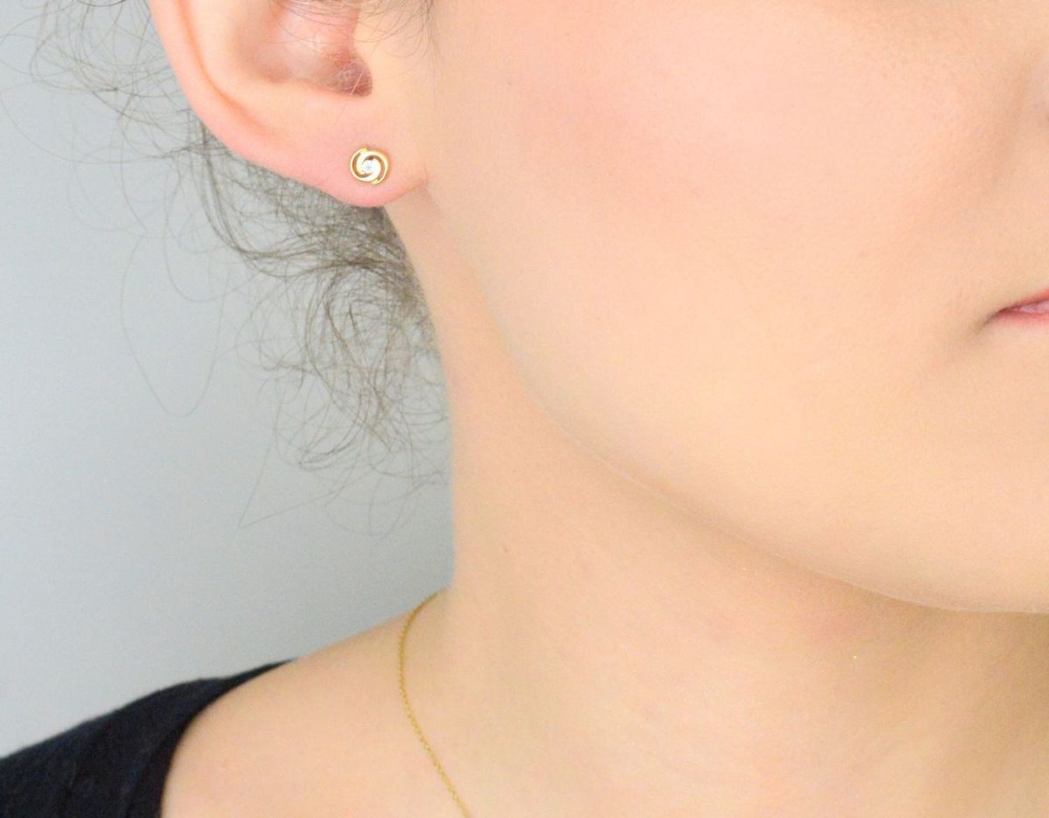 Kolczyki złote 585 spiralki z cyrkonią KLC-000000-504-585 Kolczyki złote 585 spiralki z cyrkonią KLC-000000-504-585. Kolczyki ozdobione delikatnym elementem. 1.jpg