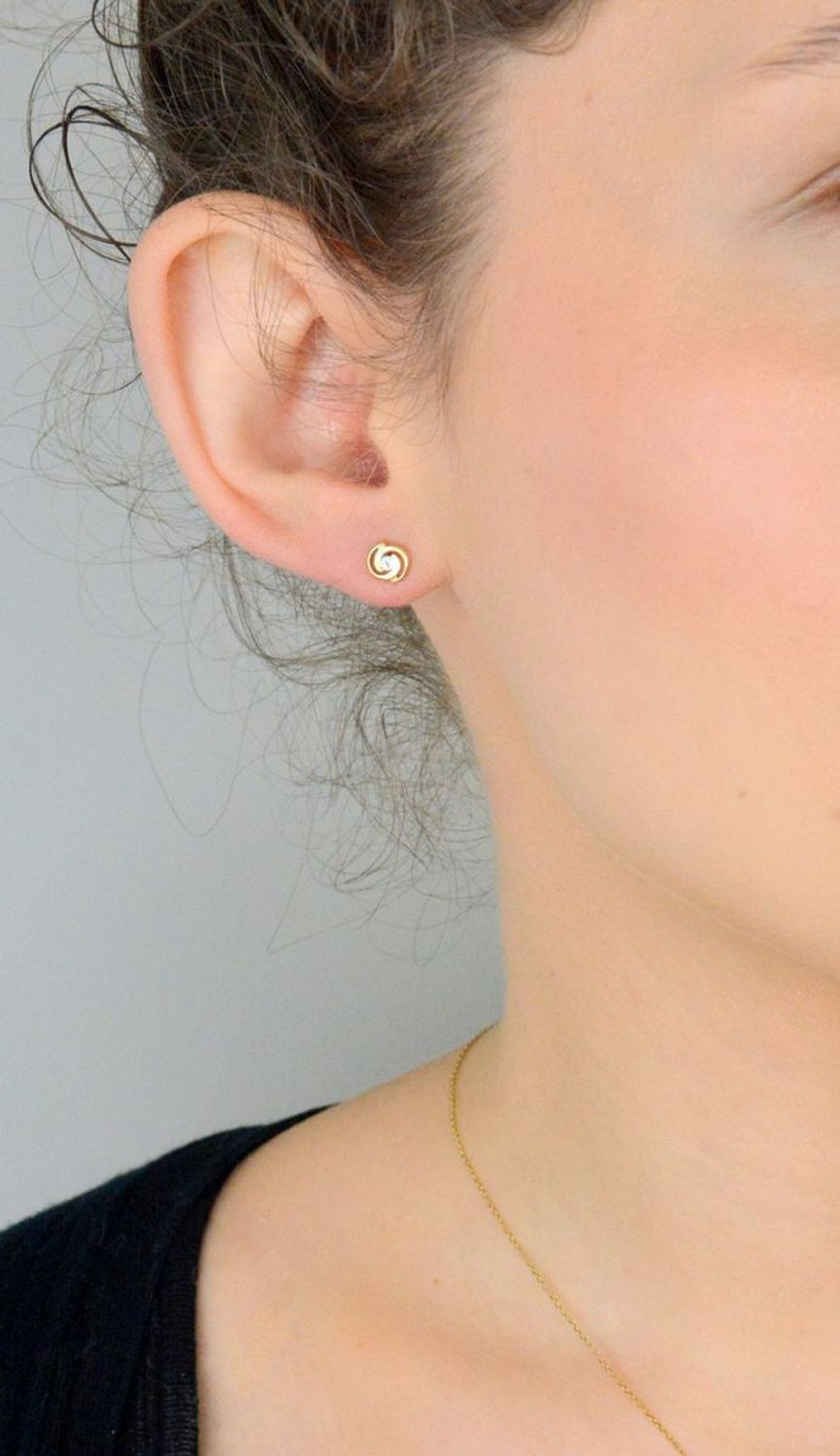 Kolczyki złote 585 spiralki z cyrkonią KLC-000000-504-585 Kolczyki złote 585 spiralki z cyrkonią KLC-000000-504-585. Kolczyki ozdobione delikatnym elementem. 1.jpg