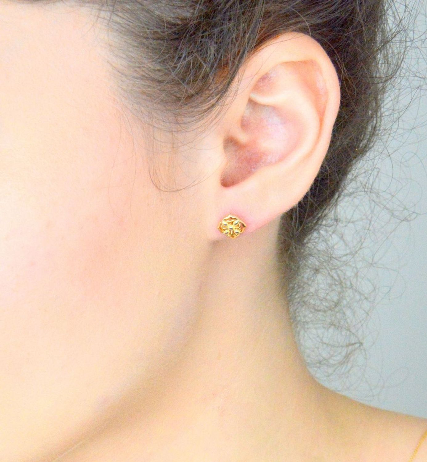 Kolczyki damskie ażurowe kwadraty z białym złotem 585 KLC-000000-505-585 Eleganckie kolczyki na sztyfty są uroczym i skromnym dodatkiem, które można nosić same lub w 1.jpg