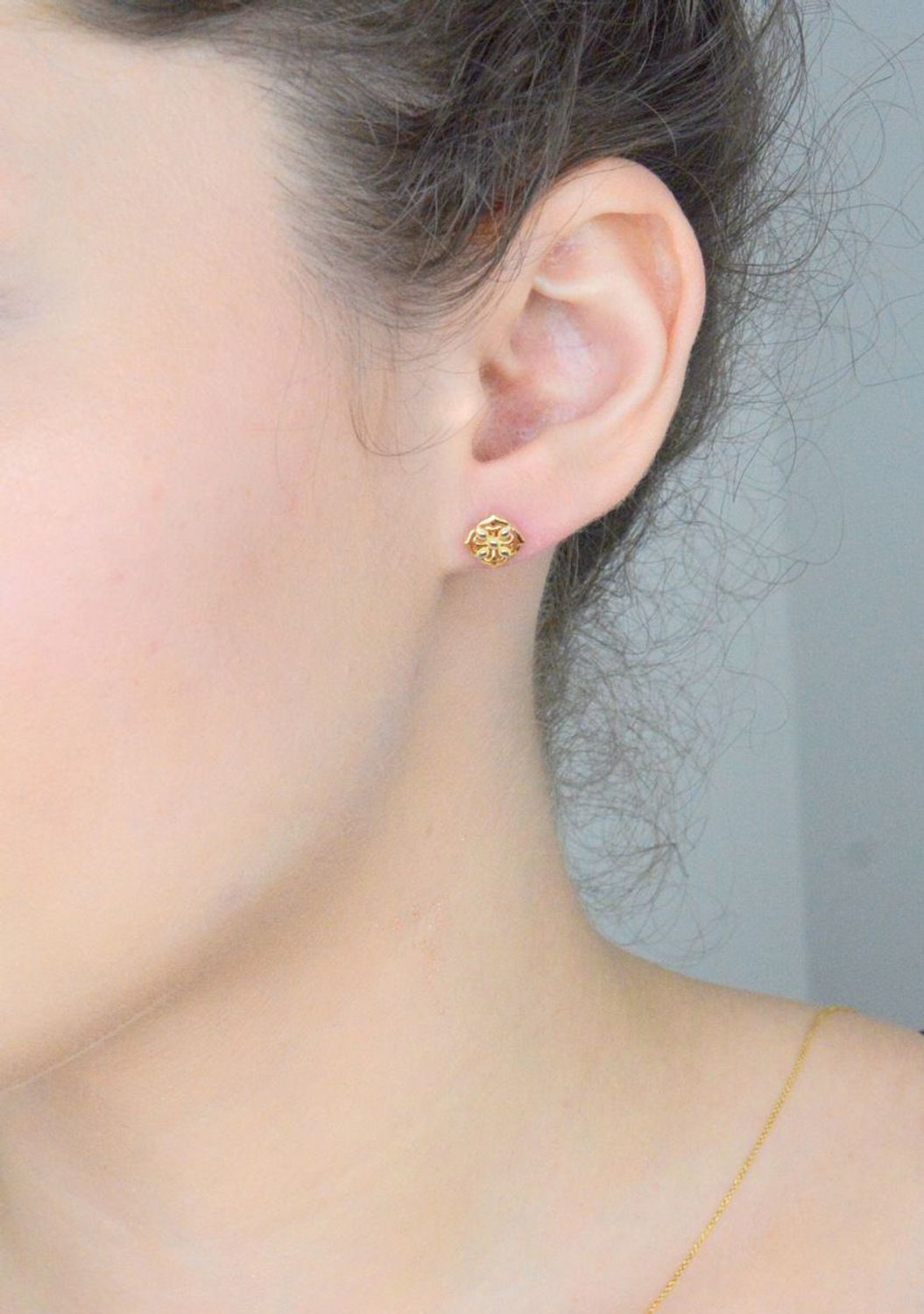 Kolczyki damskie ażurowe kwadraty z białym złotem 585 KLC-000000-505-585 Eleganckie kolczyki na sztyfty są uroczym i skromnym dodatkiem, które można nosić same lub w 1.jpg