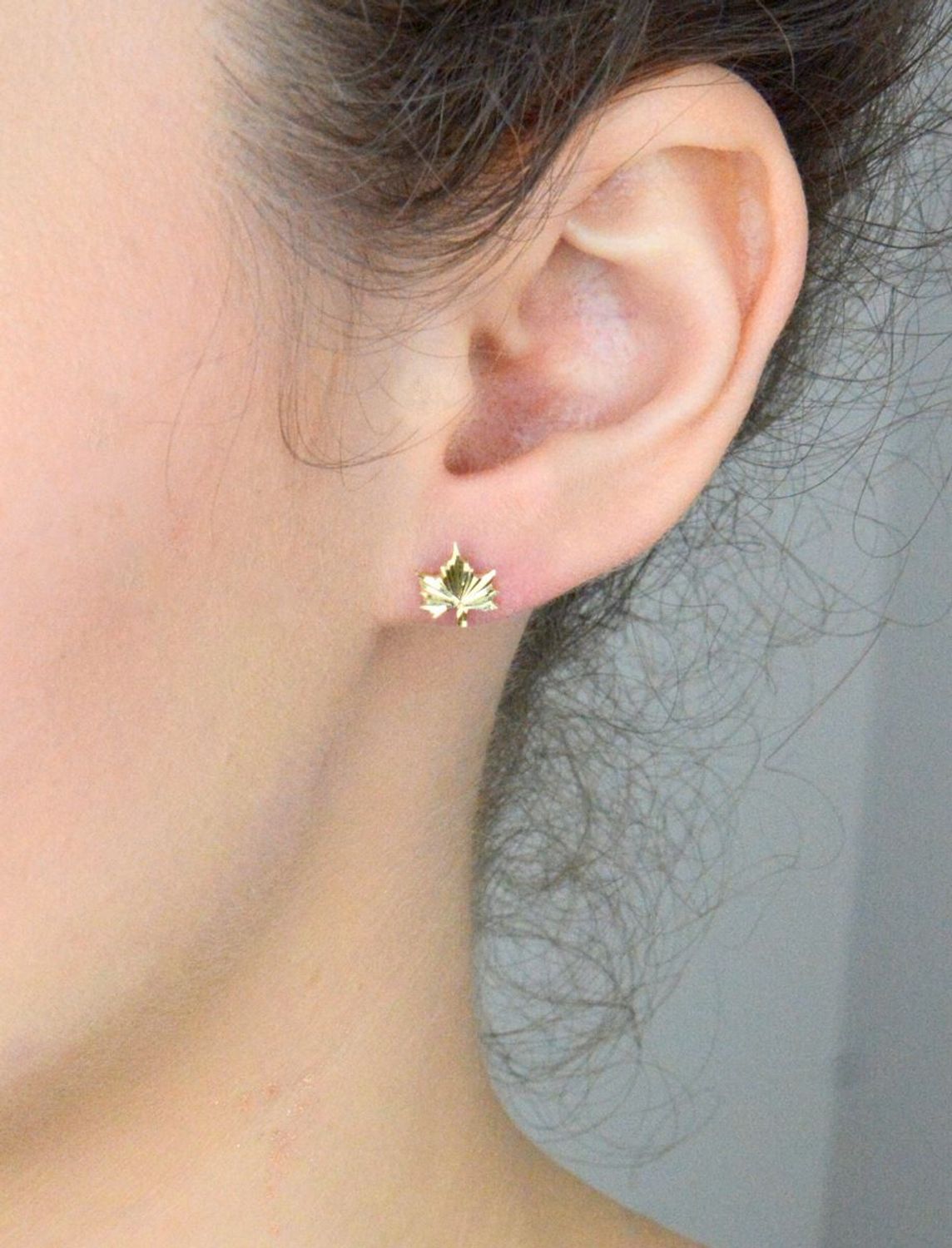 Złote kolczyki liście klonu próba 585  KLC-000000-507-585 Złote kolczyki zostały wykonane z wysokiej jakości złota próby 585. Złote kolczyki listki, ozdobione grawerem. Kunsztownie 1.jpg