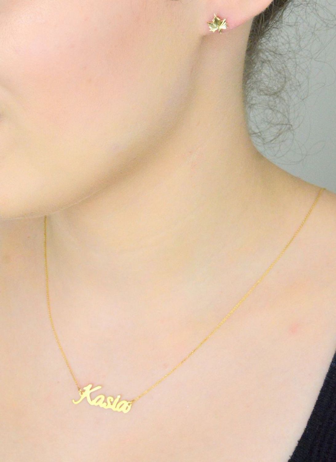 Złote kolczyki liście klonu próba 585  KLC-000000-507-585 Złote kolczyki zostały wykonane z wysokiej jakości złota próby 585. Złote kolczyki listki, ozdobione grawerem. Kunsztownie 1.jpg