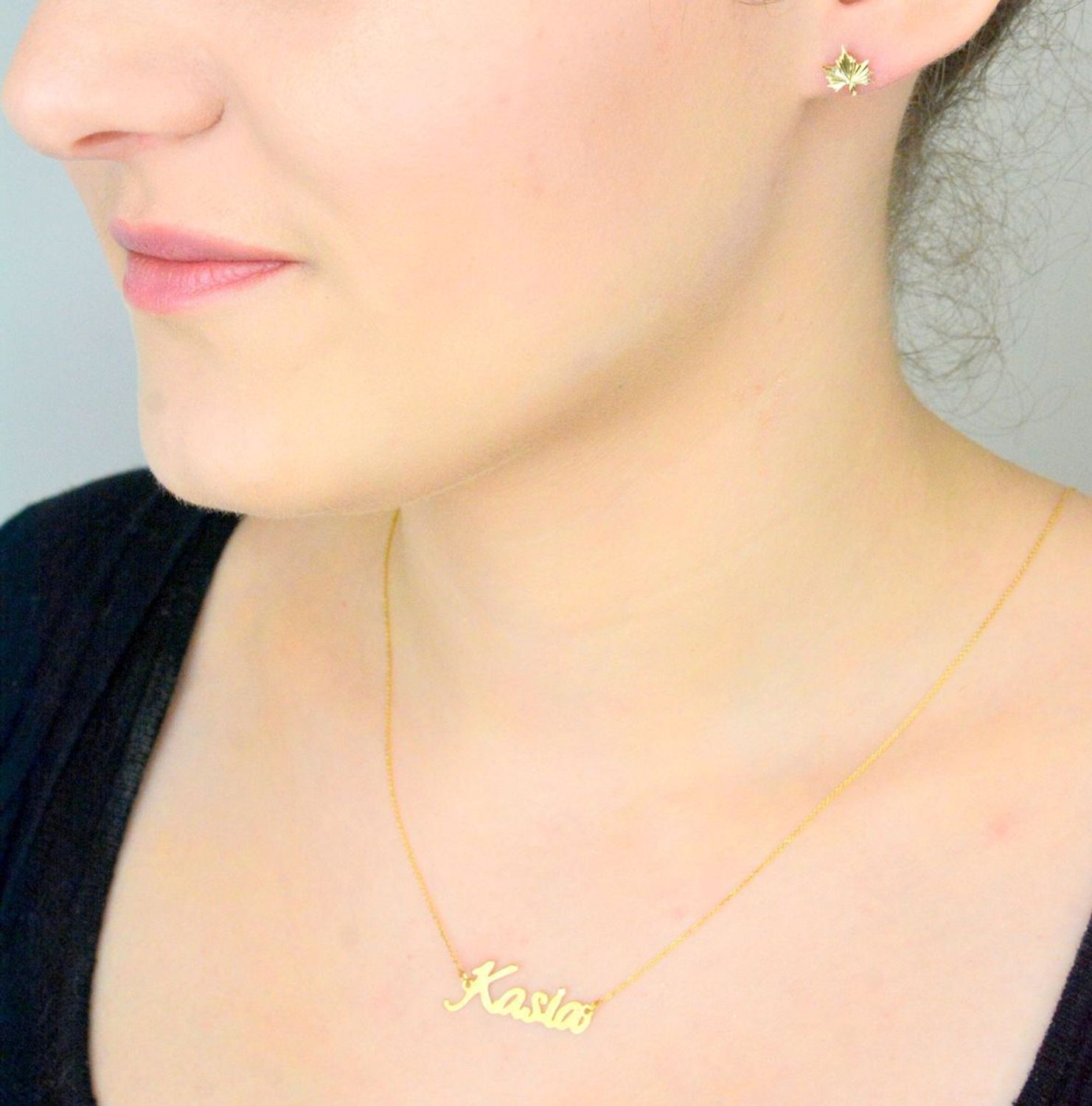 Złote kolczyki liście klonu próba 585  KLC-000000-507-585 Złote kolczyki zostały wykonane z wysokiej jakości złota próby 585. Złote kolczyki listki, ozdobione grawerem. Kunsztownie 1.jpg