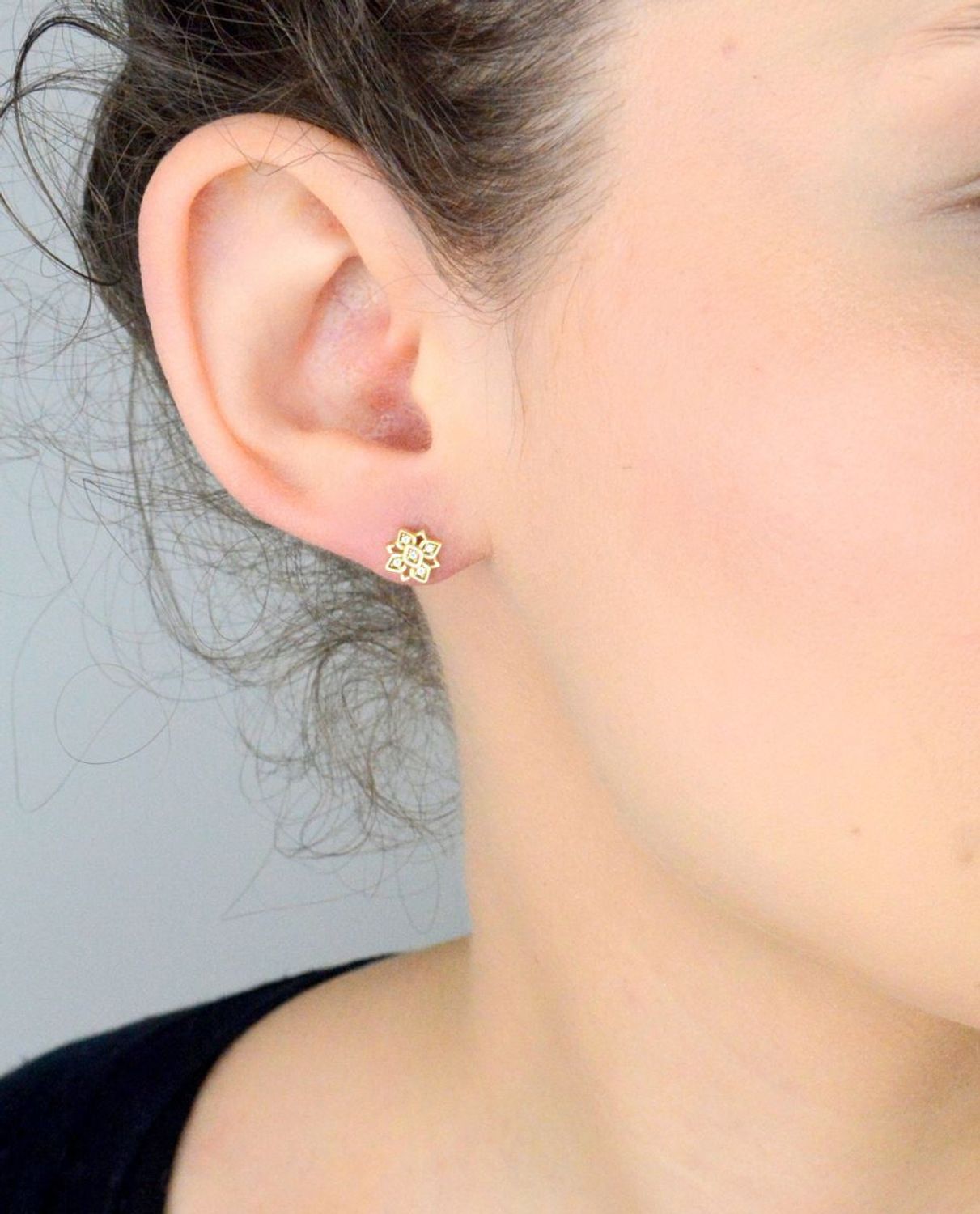 Kolczyki złote 585 kwiat z cyrkoniami KLC-000000-509-585  Subtelny blask 14-karatowego białego złota, próby 585 szlachetnego kruszcu, zamknięty w uroczej formie delikatnego kwiatu. 1.jpg