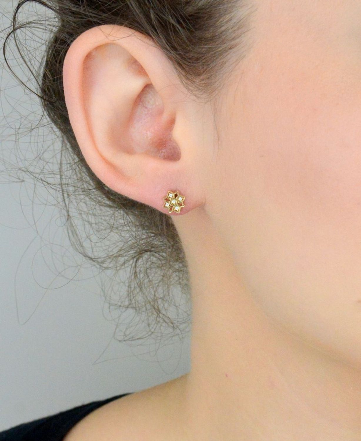 Kolczyki złote 585 kwiat z cyrkoniami KLC-000000-509-585  Subtelny blask 14-karatowego białego złota, próby 585 szlachetnego kruszcu, zamknięty w uroczej formie delikatnego kwiatu. 1.jpg