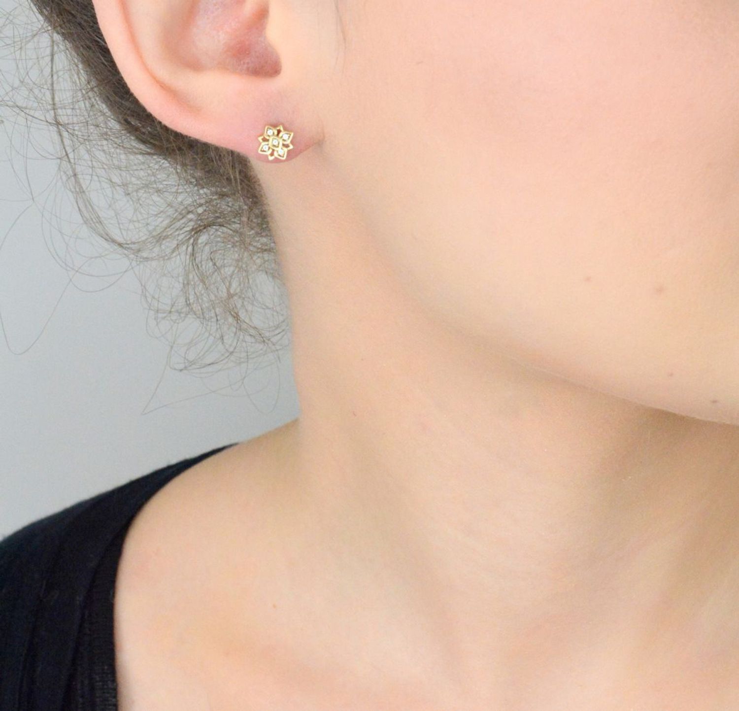 Kolczyki złote 585 kwiat z cyrkoniami KLC-000000-509-585  Subtelny blask 14-karatowego białego złota, próby 585 szlachetnego kruszcu, zamknięty w uroczej formie delikatnego kwiatu. 1.jpg