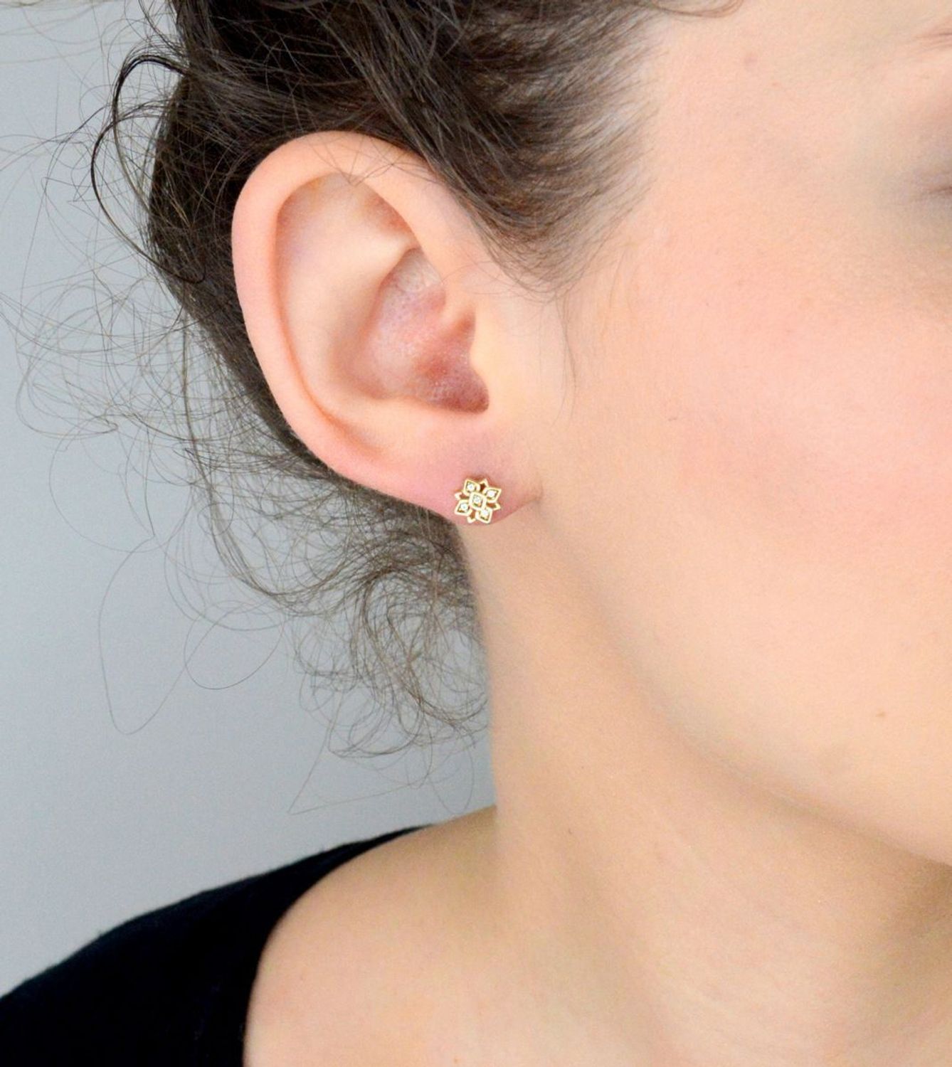 Kolczyki złote 585 kwiat z cyrkoniami KLC-000000-509-585  Subtelny blask 14-karatowego białego złota, próby 585 szlachetnego kruszcu, zamknięty w uroczej formie delikatnego kwiatu. 1.jpg