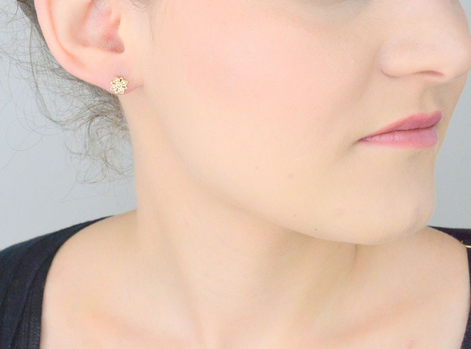 Kolczyki złote 585 kwiat z cyrkoniami KLC-000000-509-585  Subtelny blask 14-karatowego białego złota, próby 585 szlachetnego kruszcu, zamknięty w uroczej formie delikatnego kwiatu. 1.jpg