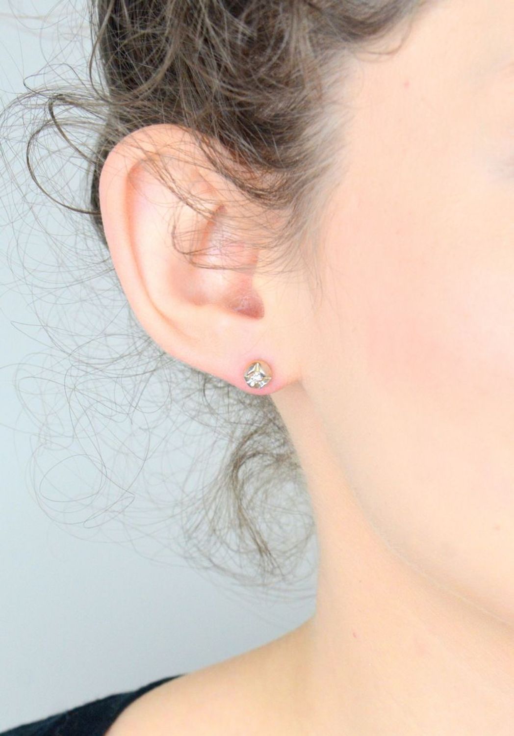 Złote kolczyki damskie 585 kulki z białym złotem i cyrkonią KLC-000000-512-585 Drobne złote kolczyki wykonane z wysokiej jakości żółtego złota, próba 5851.jpg