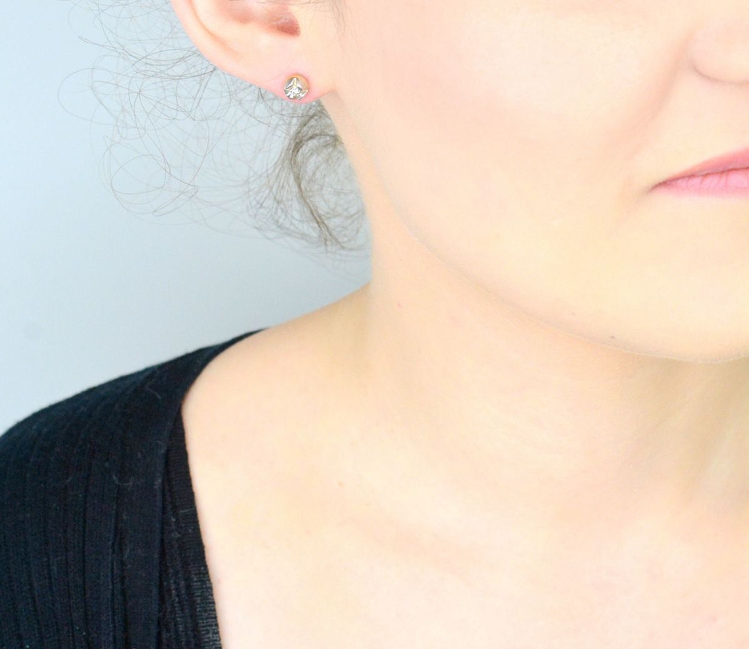 Złote kolczyki damskie 585 kulki z białym złotem i cyrkonią KLC-000000-512-585 Drobne złote kolczyki wykonane z wysokiej jakości żółtego złota, próba 5851.jpg