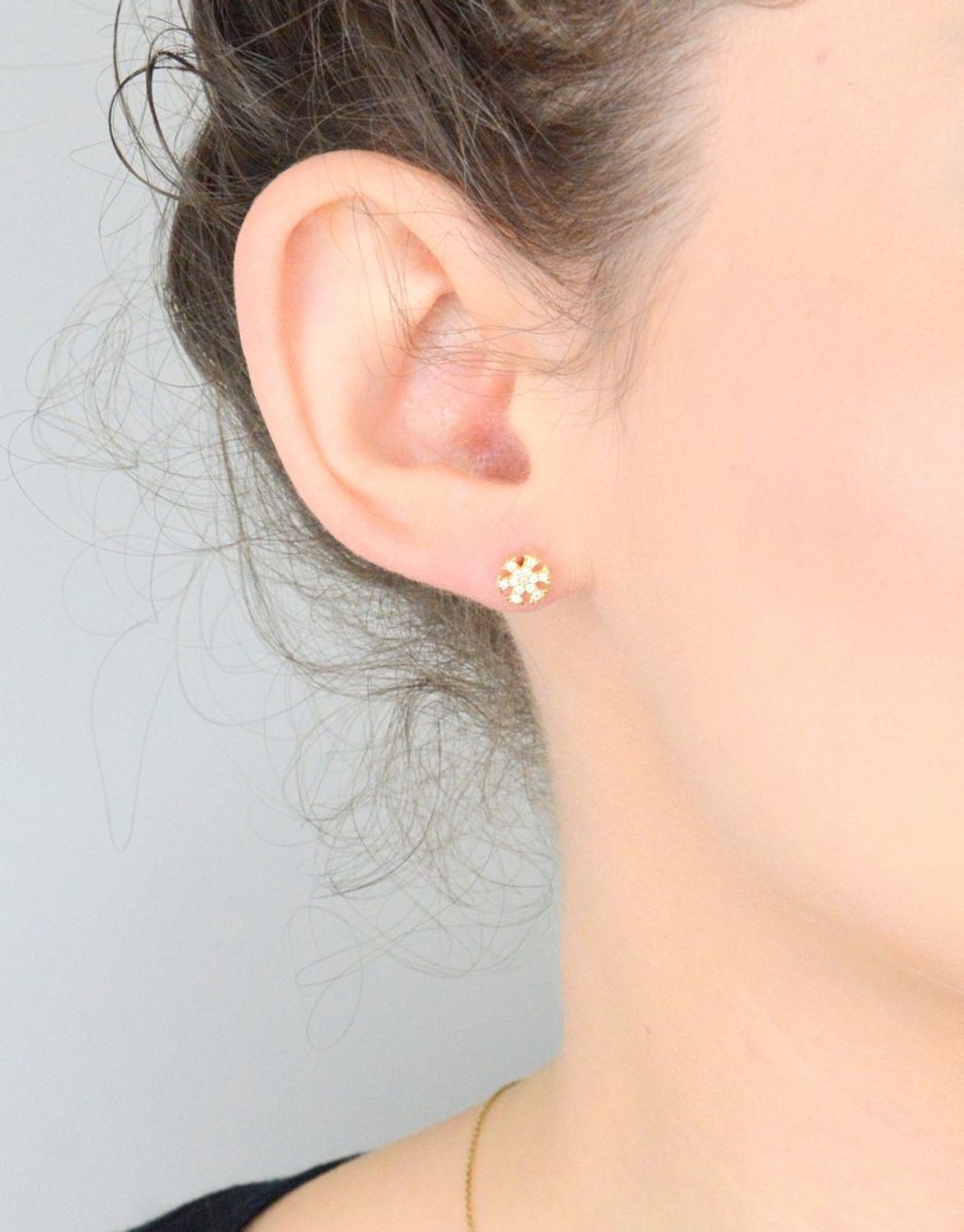 Kolczyki złote 585 śnieżynka z cyrkoniami KLC-000000-513-585 Subtelny blask 14-karatowego białego złota, próby 585 szlachetnego kruszcu, zamknięty w uroczej formie delikatnego kwiatu. 1.jpg