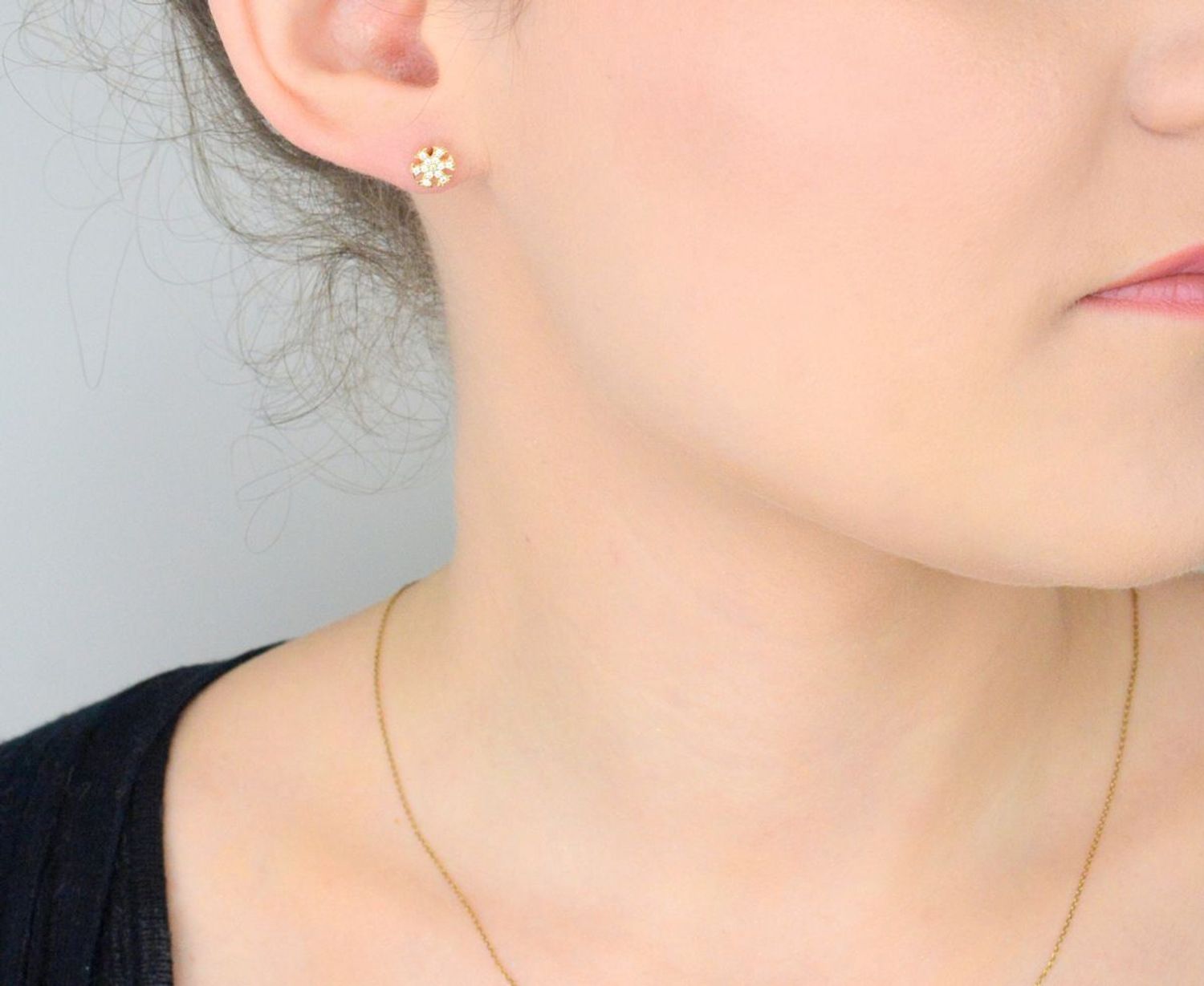 Kolczyki złote 585 śnieżynka z cyrkoniami KLC-000000-513-585 Subtelny blask 14-karatowego białego złota, próby 585 szlachetnego kruszcu, zamknięty w uroczej formie delikatnego kwiatu. 1.jpg