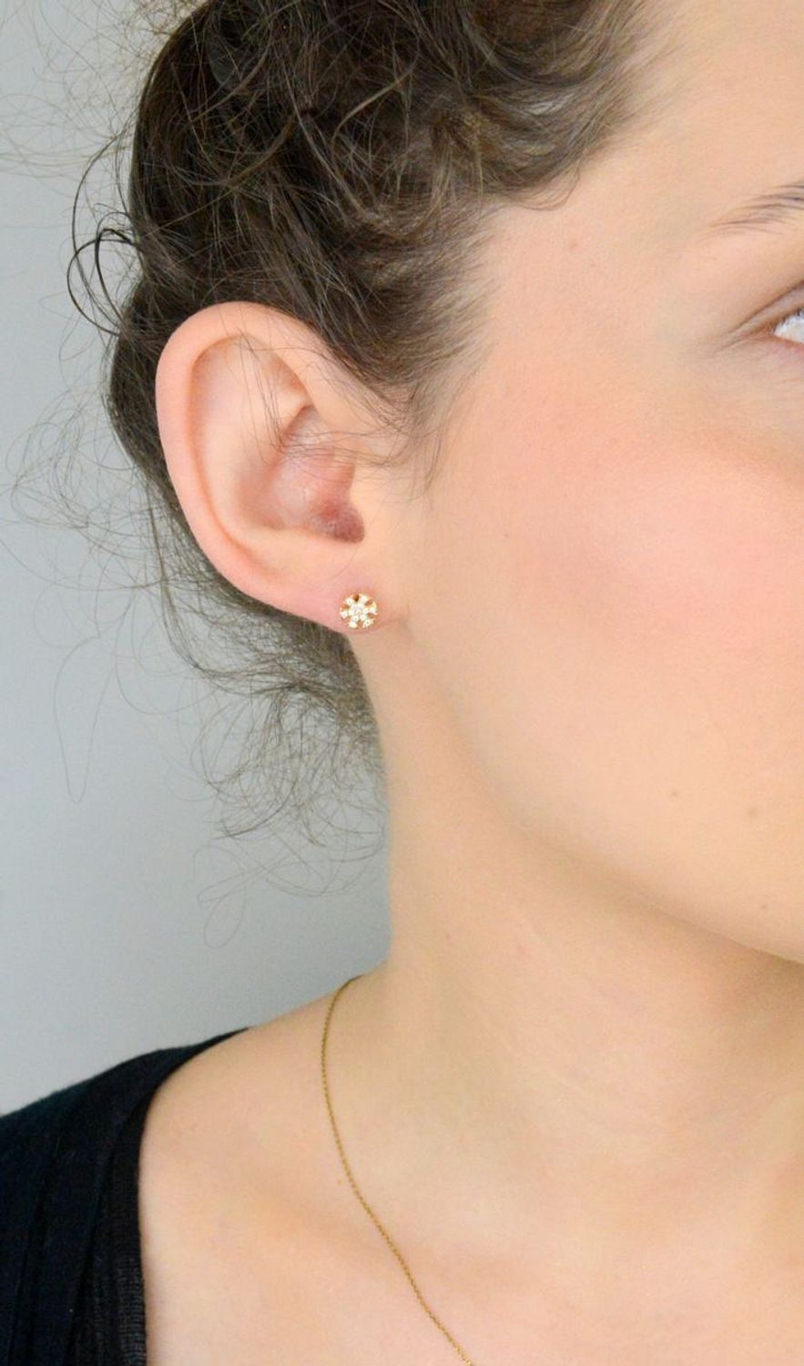 Kolczyki złote 585 śnieżynka z cyrkoniami KLC-000000-513-585 Subtelny blask 14-karatowego białego złota, próby 585 szlachetnego kruszcu, zamknięty w uroczej formie delikatnego kwiatu. 1.jpg