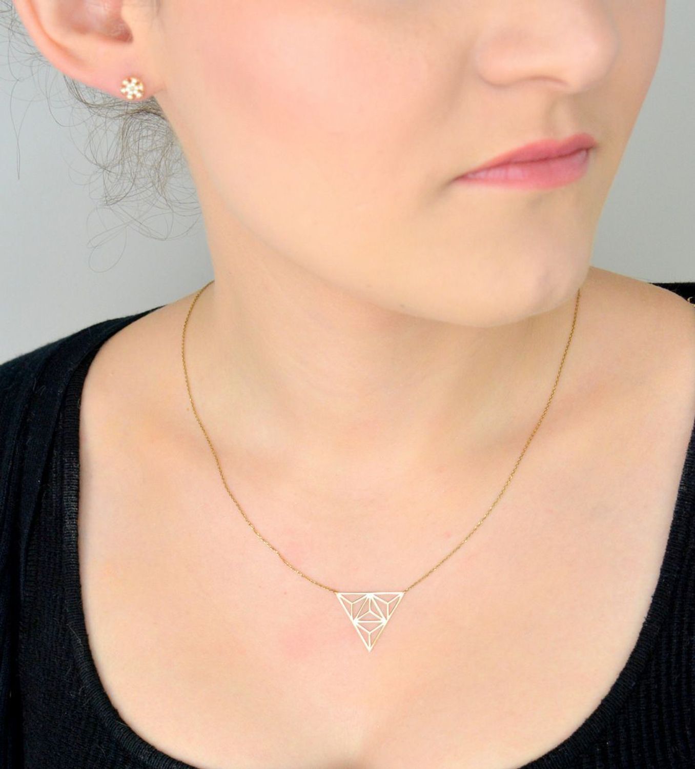 Kolczyki złote 585 śnieżynka z cyrkoniami KLC-000000-513-585 Subtelny blask 14-karatowego białego złota, próby 585 szlachetnego kruszcu, zamknięty w uroczej formie delikatnego kwiatu. 1.jpg