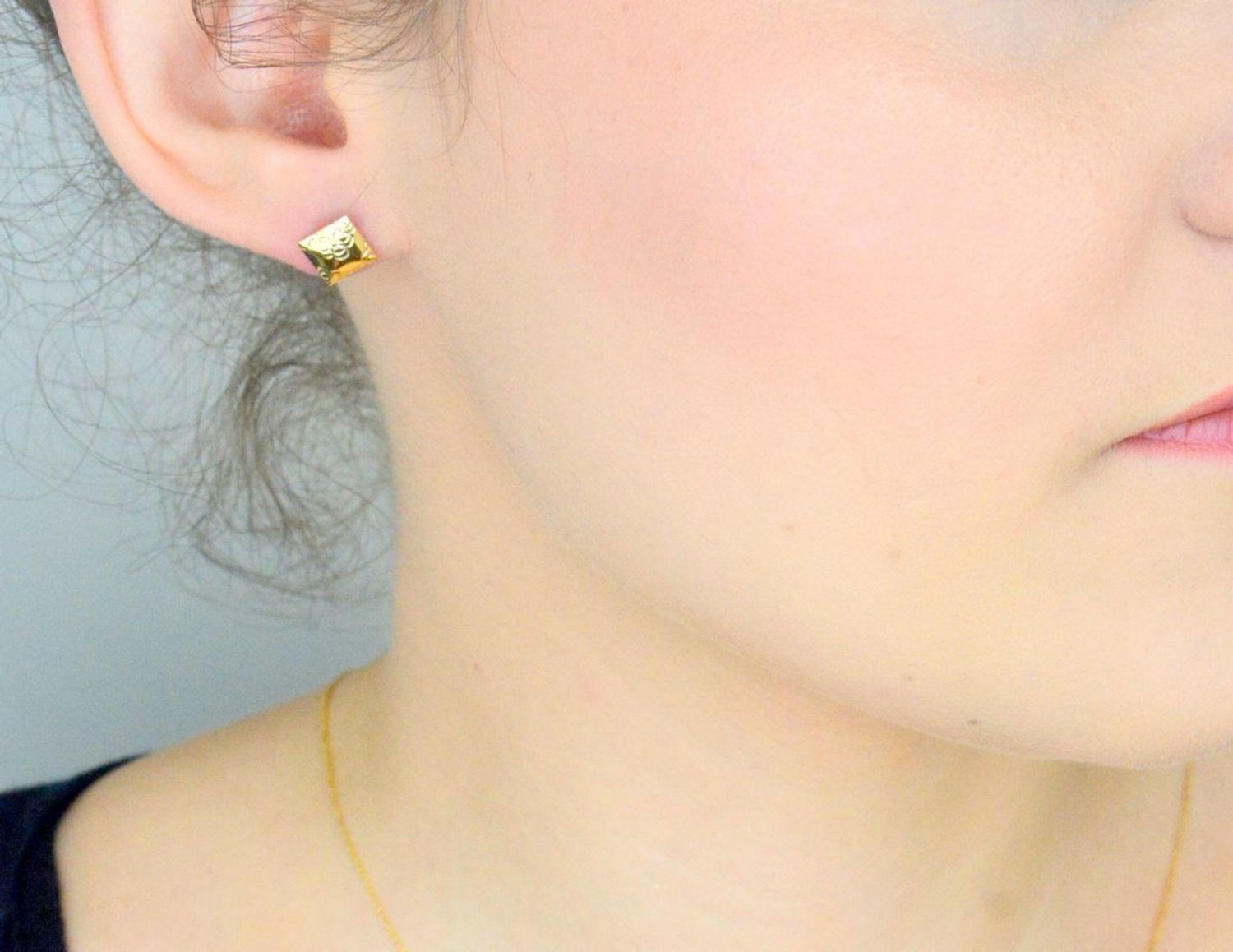 Kolczyki damskie złote grawerowane kwadraty próby 585 KLC-000000-514-585 Stylowe kolczyki wykonane ze złota próby 585. 1.jpg