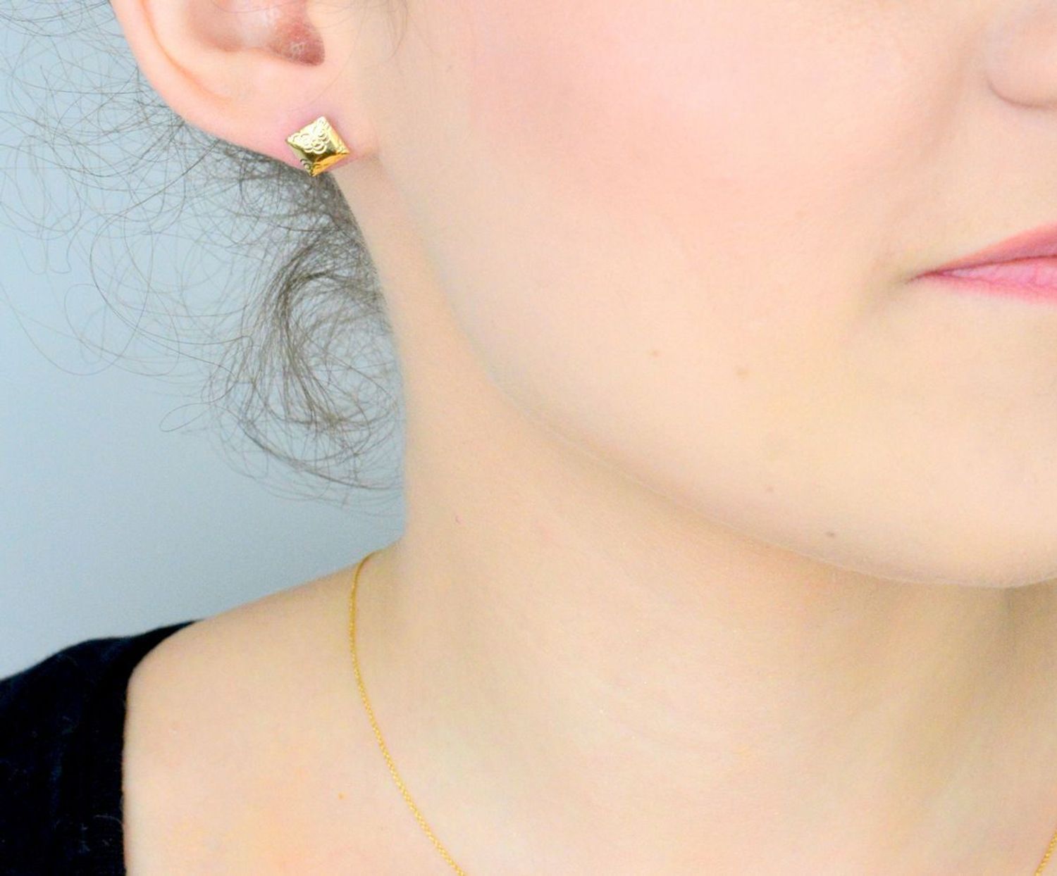 Kolczyki damskie złote grawerowane kwadraty próby 585 KLC-000000-514-585 Stylowe kolczyki wykonane ze złota próby 585. 1.jpg