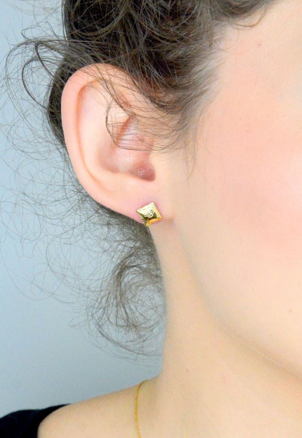 Kolczyki damskie złote grawerowane kwadraty próby 585 KLC-000000-514-585 Stylowe kolczyki wykonane ze złota próby 585. 1.jpg