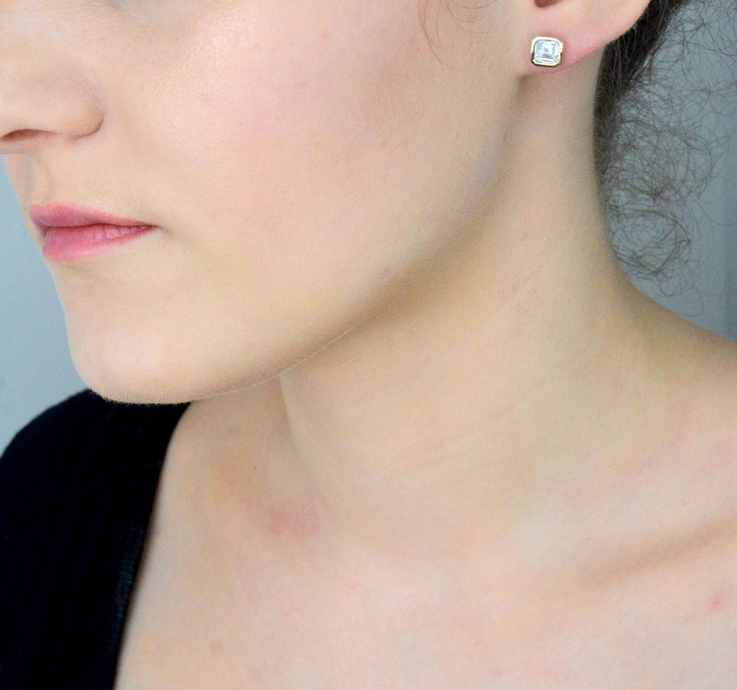 Kolczyki damskie złote kwadratowe cyrkonie 585 KLC-000000-516-585 Stylowe kolczyki wykonane ze złota próby 585. Kolczyki mają kształt kwadratów, ozdobione w środku cyrkonią. 1.jpg