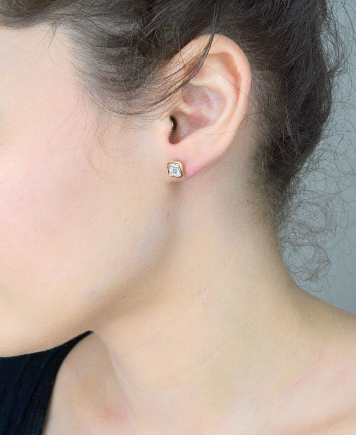 Kolczyki damskie złote kwadratowe cyrkonie 585 KLC-000000-516-585 Stylowe kolczyki wykonane ze złota próby 585. Kolczyki mają kształt kwadratów, ozdobione w środku cyrkonią. 1.jpg