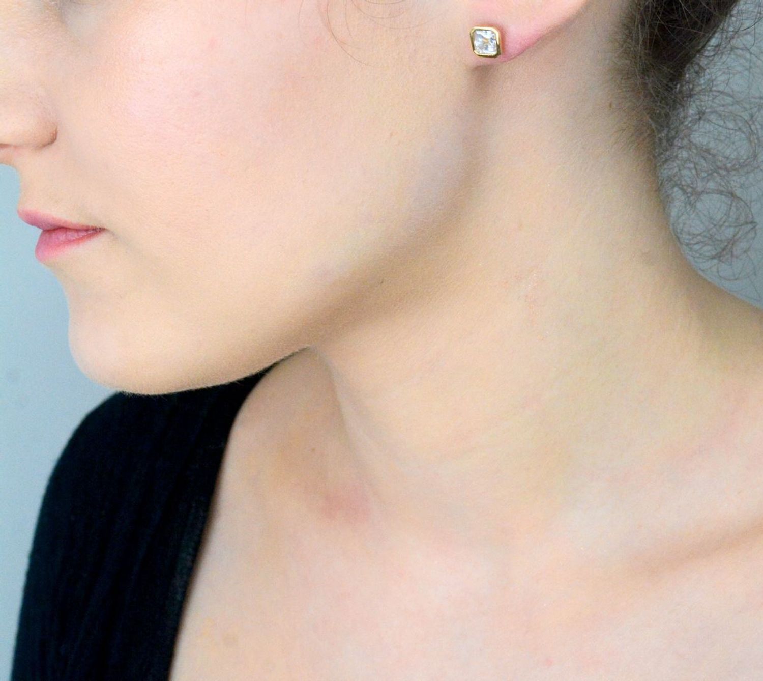 Kolczyki damskie złote kwadratowe cyrkonie 585 KLC-000000-516-585 Stylowe kolczyki wykonane ze złota próby 585. Kolczyki mają kształt kwadratów, ozdobione w środku cyrkonią. 1.jpg