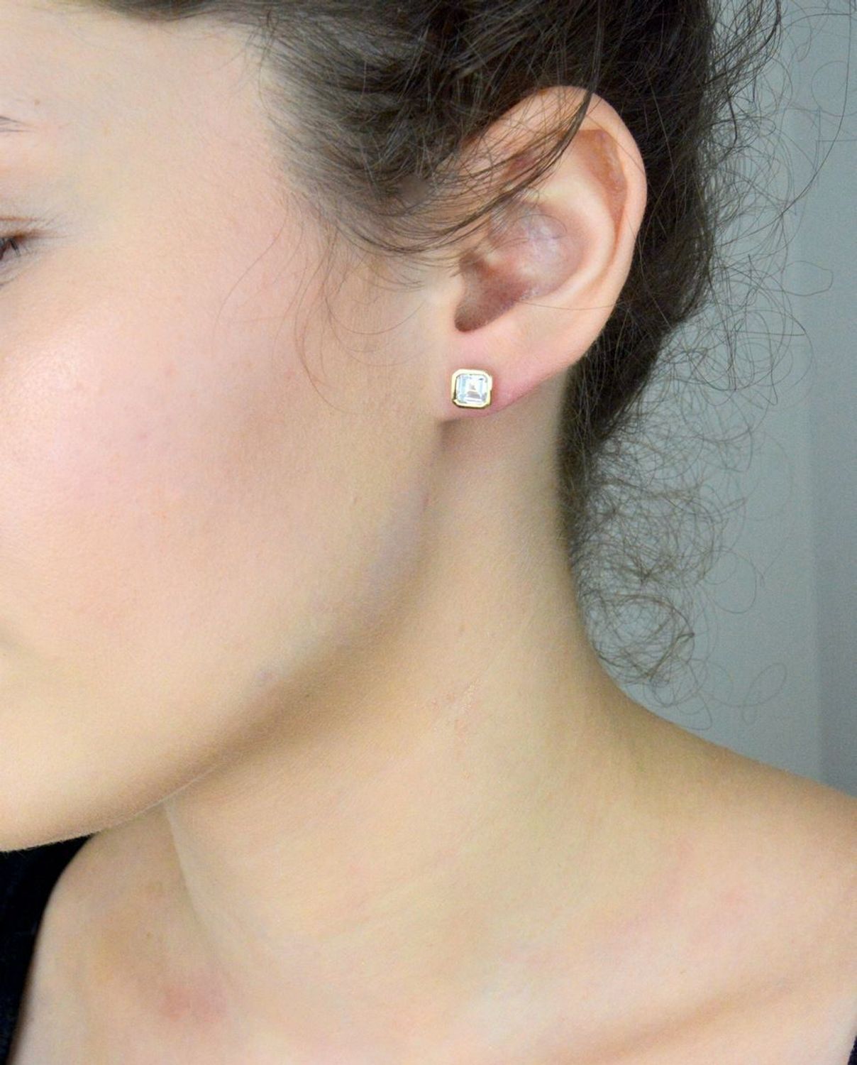 Kolczyki damskie złote kwadratowe cyrkonie 585 KLC-000000-516-585 Stylowe kolczyki wykonane ze złota próby 585. Kolczyki mają kształt kwadratów, ozdobione w środku cyrkonią. 1.jpg