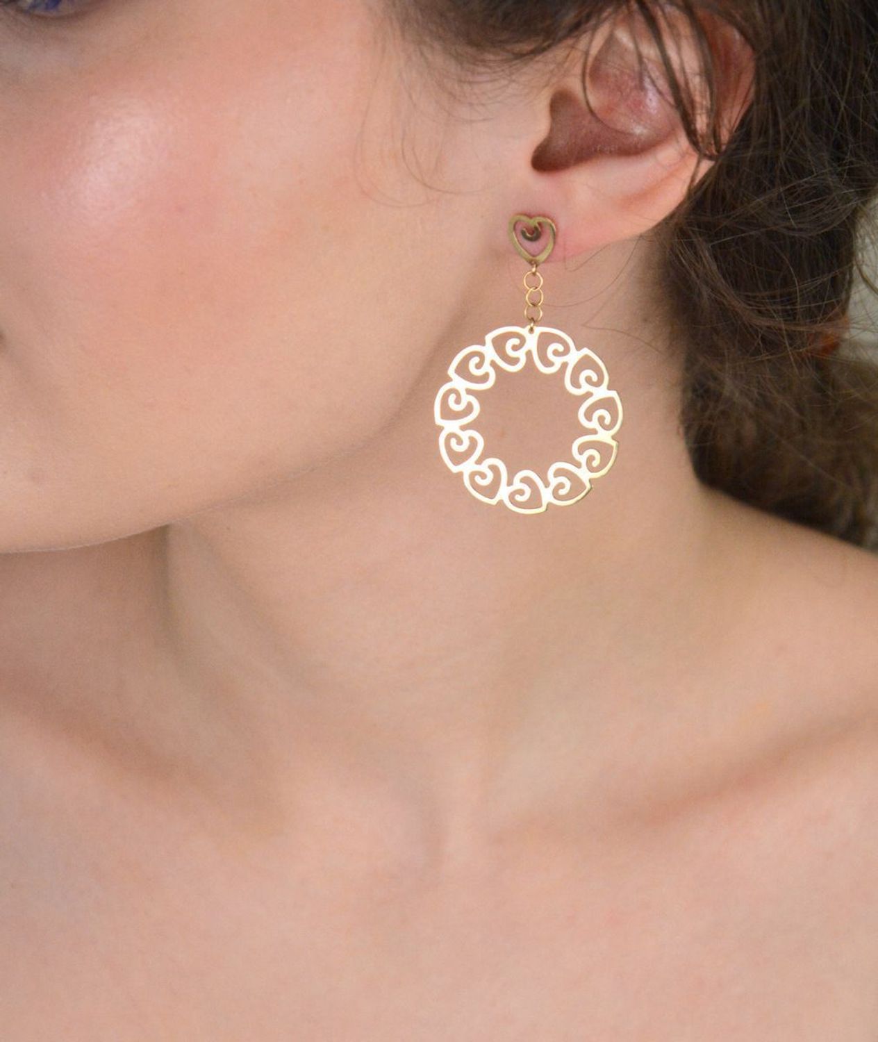 Złote kolczyki damskie 333 Ażurowe kółka z serduszek. Kolczyki wykonane z 8-karatowego żółtego złota, wiszące w kształcie kół, ozdobione ażurowymi serduszkami,1.jpg