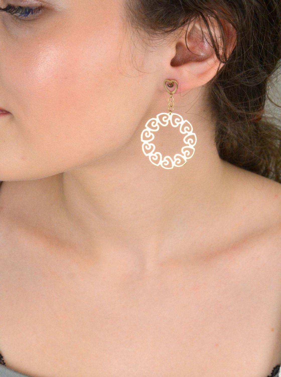 Złote kolczyki damskie 333 Ażurowe kółka z serduszek. Kolczyki wykonane z 8-karatowego żółtego złota, wiszące w kształcie kół, ozdobione ażurowymi serduszkami,1.jpg