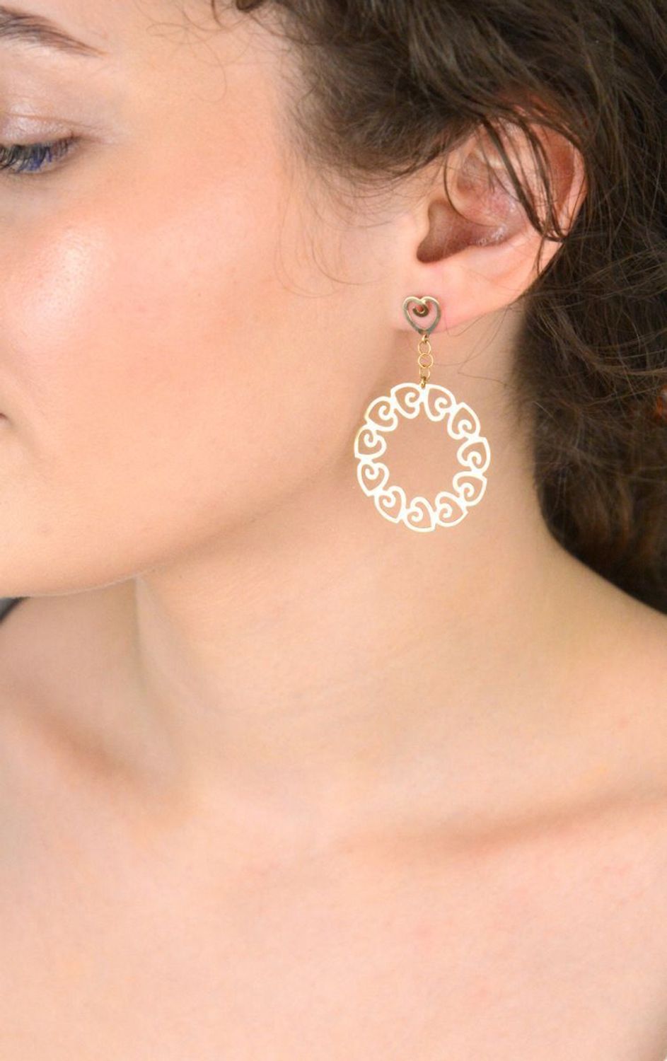 Złote kolczyki damskie 333 Ażurowe kółka z serduszek. Kolczyki wykonane z 8-karatowego żółtego złota, wiszące w kształcie kół, ozdobione ażurowymi serduszkami,1.jpg