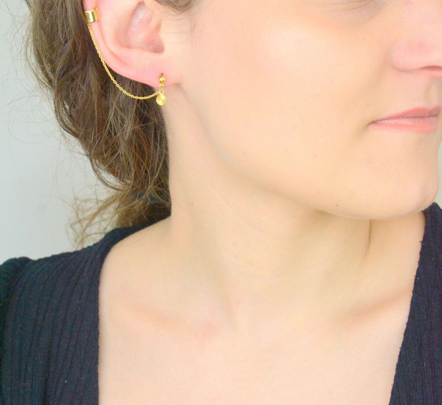 Złote kolczyki damskie na sztyft z nausznicą na łańcuszku próba 333.jpg