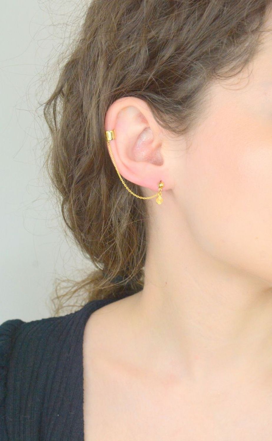 Złote kolczyki damskie na sztyft z nausznicą na łańcuszku próba 333.jpg