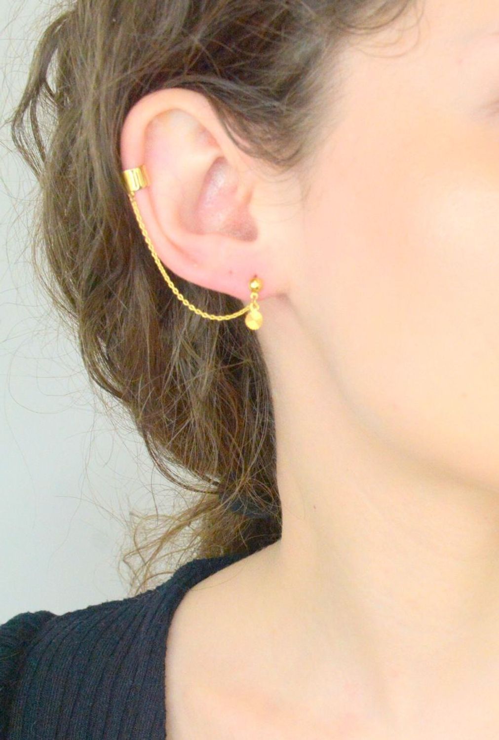 Złote kolczyki damskie na sztyft z nausznicą na łańcuszku próba 333.jpg