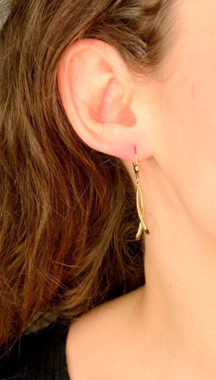 Eleganckie, złote kolczyki wiszące 333 na zapięciu angielskim. Kolczyki wiszące gładkie ze złota.  Kolczyki zostały wykonane z żółtego złota próby 333..jpg