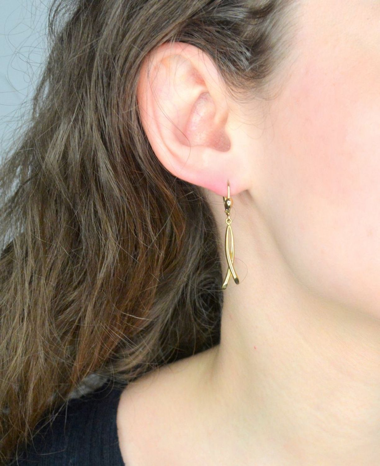 Eleganckie, złote kolczyki wiszące 333 na zapięciu angielskim. Kolczyki wiszące gładkie ze złota.  Kolczyki zostały wykonane z żółtego złota próby 333..jpg