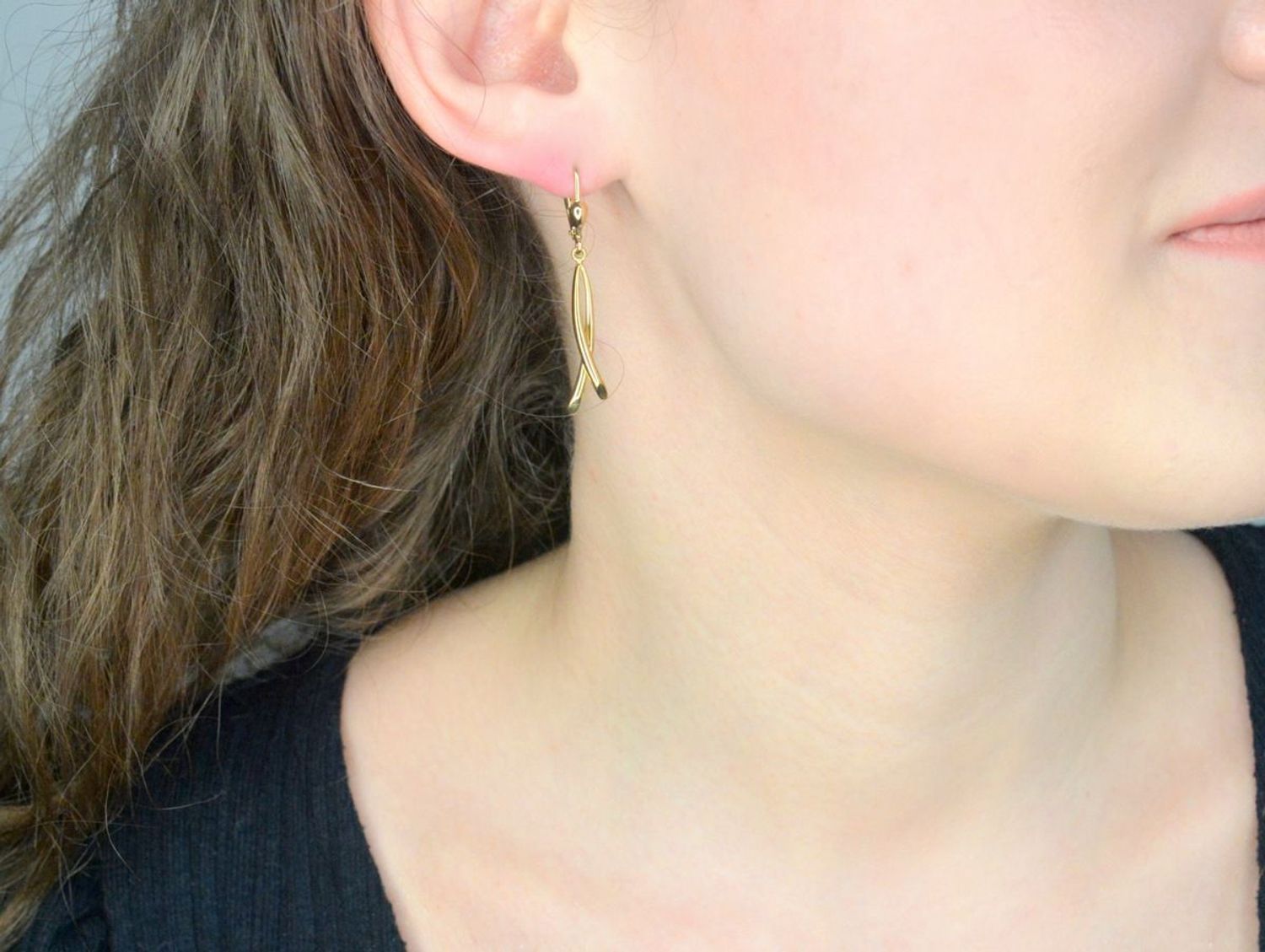 Eleganckie, złote kolczyki wiszące 333 na zapięciu angielskim. Kolczyki wiszące gładkie ze złota.  Kolczyki zostały wykonane z żółtego złota próby 333..jpg