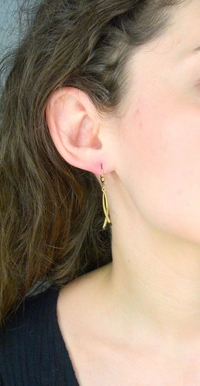 Eleganckie, złote kolczyki wiszące 333 na zapięciu angielskim. Kolczyki wiszące gładkie ze złota.  Kolczyki zostały wykonane z żółtego złota próby 333..jpg