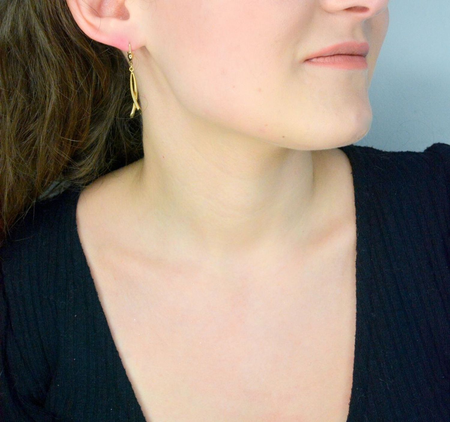 Eleganckie, złote kolczyki wiszące 333 na zapięciu angielskim. Kolczyki wiszące gładkie ze złota.  Kolczyki zostały wykonane z żółtego złota próby 333..jpg