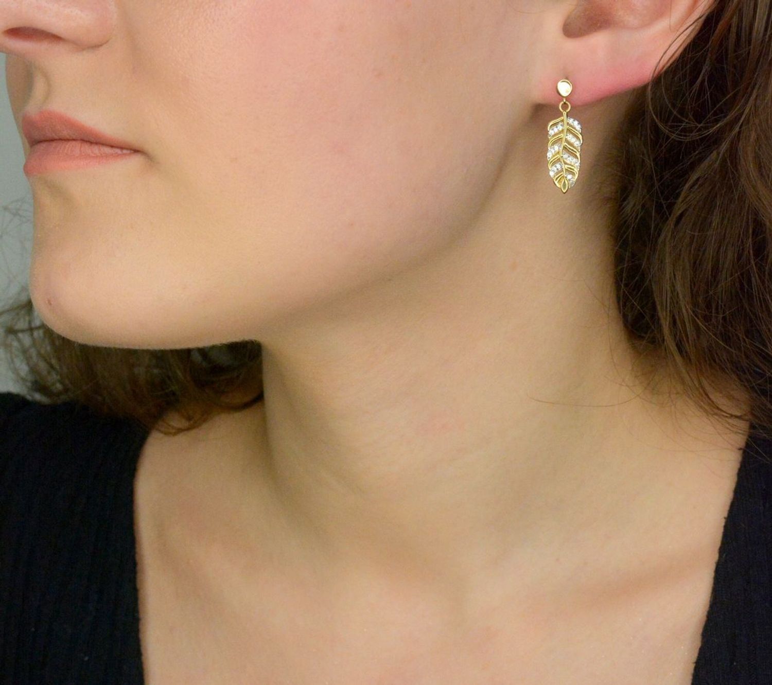 Kolczyki wiszące liście z cyrkonią próba 585, KLC-000000-534-333 Wiszące kolczyki złote zachwycają swoim wyglądem poprzez wiszące liście z cyrkoniami. Kolczyki mają kształt liści, które po założeniu.jpg