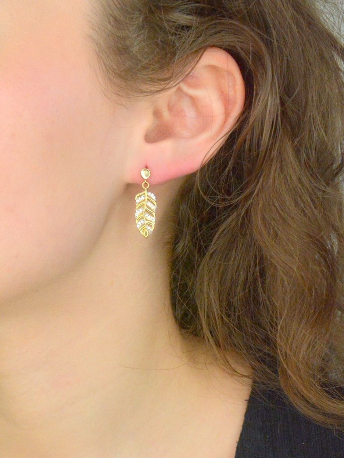 Kolczyki wiszące liście z cyrkonią próba 585, KLC-000000-534-333 Wiszące kolczyki złote zachwycają swoim wyglądem poprzez wiszące liście z cyrkoniami. Kolczyki mają kształt liści, które po założeniu.jpg