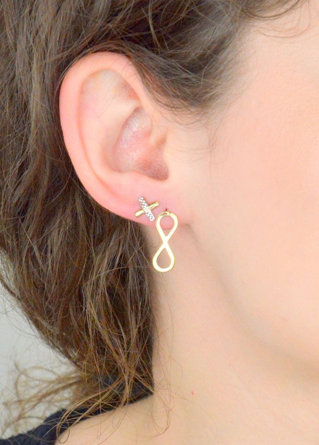 Złote kolczyki damskie na sztyft ze znakiem nieskończoności - złoto próby 333.jpg