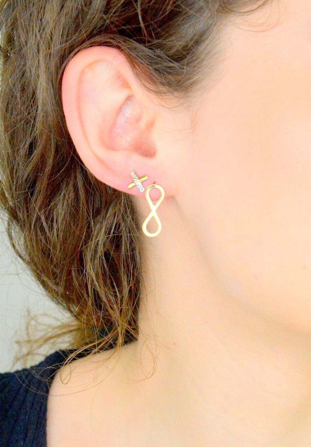 Złote kolczyki damskie na sztyft ze znakiem nieskończoności - złoto próby 333.jpg