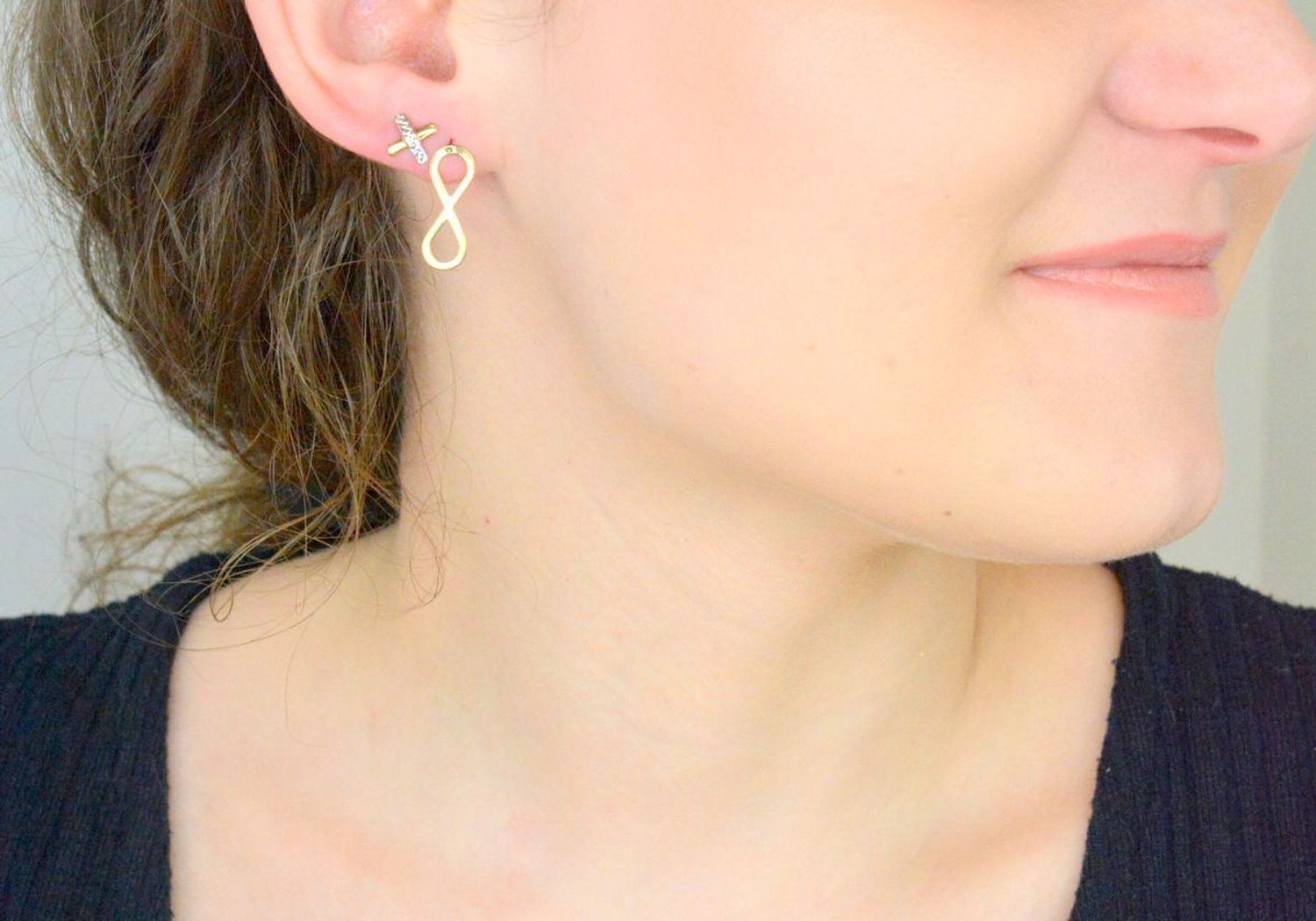 Złote kolczyki damskie na sztyft ze znakiem nieskończoności - złoto próby 333.jpg